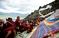 拉萨哲蚌寺展佛仪式 巨型唐卡引游客信众争睹佛颜