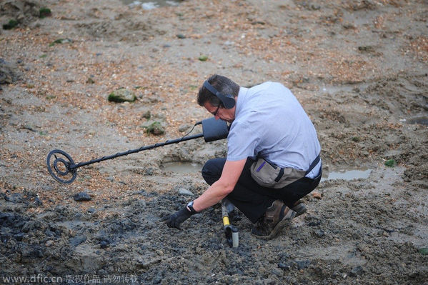 德艺术家在英海滩埋藏1万英镑金块 淘金者听闻