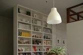 大桌子搭配一个书柜，可以减少「餐厅」感，让空间更生动。
