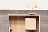 斯德哥尔摩设计工作室Outofstock 为丹麦家具品牌Bolia设计的一款陈列柜，其独特之处是在开放的空间内部又设置了一个封闭的方形盒子。柜子命名为“Flag”，采用橡木制作，有多种配色选择。灵感源于航海地图上反差分明的配色和工整的经纬标线，设计是对这种反差在立体上的诠释。设计师在一个正空间中置入一个副空间，既开放又封闭，由此产生的狭小空间可用来放置书籍等物。（实习编辑：辛莉惠）