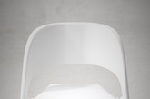 韩国Centimeter Studio 设计的Sleeed 系列椅子，模仿雪橇设计的底座可以在地面上轻松滑动，椅子可以像超市购物车一样在水平方向上相互嵌套在一起，最大程度地节省收纳空间。适用于演出场所，会议中心等公共空间。采用聚丙烯材料通过注射制模方式制成，椅子为十分简单的一体式构造。弯曲的靠背朝对角线方向延伸成前腿，弯折后作为与地面接触的轨道，再次弯折则形成后腿，进而构成座位。（实习编辑：辛莉惠）