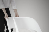 韩国Centimeter Studio 设计的Sleeed 系列椅子，模仿雪橇设计的底座可以在地面上轻松滑动，椅子可以像超市购物车一样在水平方向上相互嵌套在一起，最大程度地节省收纳空间。适用于演出场所，会议中心等公共空间。采用聚丙烯材料通过注射制模方式制成，椅子为十分简单的一体式构造。弯曲的靠背朝对角线方向延伸成前腿，弯折后作为与地面接触的轨道，再次弯折则形成后腿，进而构成座位。（实习编辑：辛莉惠）