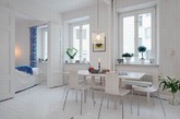 这间公寓位于瑞典一栋上世纪的公寓大楼中，目前，它被重新规划。公寓的格局并不是方正格局，设计师采用开放式的空间设计，让光线大量的进入室内，并以白色为底，蓝色点缀，就像是天空的白云和蓝天，整个空间既保留了历史的复古气息又重新融入了现代元素，不大的空间却安排的十分得当，温暖充满活力。（实习编辑：辛莉惠）