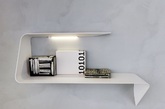比利时设计师Victor Vasilev 为MDF Italia 设计，作品体现了材料、形态和功能的完美结合。采用木材纤维板制作，有不同厚度和颜色涂层。外形和使用上十分灵活，风格与美感一致，用作搁架、工作台和一个带有照明灯的窄桌。（实习编辑：辛莉惠）