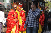 2014年4月19日，长春市桂林路，8个“唐僧”集体亮相街头，身上挂着“悟空，快来救我”的条幅，手中还拿着传单和小礼品。原来这是某房地产公司在做促销。
