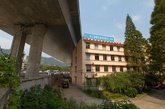 其中一幢楼上有大幅标牌指明该校名为“浙江省建筑安装高级技工学校”，是一所普通的技术职高，生源主要是初中毕业的青少年。