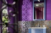 这一次，我们将讨论有关摩洛哥的浴室，让你感受水疗和精彩的休闲体验。那么如何达到这种效果呢？可以先从具有典型东方模式或混凝土墙壁、浴缸、瓷砖入手，之后是地毯，马赛克、陶瓷水槽和东方蜡烛的灯笼。浴室的颜色不要太亮，比如红色或蓝色，可以选择白色，浅灰色，蓝色或绿色。但是如果你想达到戏剧性的别致，那么选择蓝色、金色和黑色。适当添加木制家具，窗帘，瞧，你已经有了一个迷人的摩洛哥浴室了！