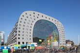 今天要来看的是位于鹿特丹 (Rotterdam) 市区中心的一座新建拱型建筑，名为 Markthal，已在 10/1 盛大开幕。由当地建筑工作室 MVRDV 亲手打造而成，而未何有此造型的构想呢？建筑师 Maas 说，一开始觉得这个计画非常「无聊」，于是乎，脑中起了搞怪的念头，想来个大翻转 (twist)，而不变的基本构想则是两片石板组合儿成加上中间的市场区域，这就是主体的 U 形区块的发想。（实习编辑：江冬妮）