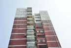 武汉某小区居民楼建成三年 外墙绑满绷带 