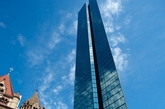三一教堂和汉考克大厦。美国约翰汉考克大厦，于1976年开业，在波士顿是最高的建筑。它的邻居，在1877年三一教堂敞开了大门。（实习编辑：江冬妮）