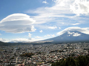 富士山“戴帽”美景似童话世界