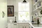 最耐看的厨房设计似乎还是纯色的。同色系的橱柜和瓷砖让空间显得更大，偶尔或红或黑的跳色点缀又可以让厨房不单调。