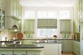 最耐看的厨房设计似乎还是纯色的。同色系的橱柜和瓷砖让空间显得更大，偶尔或红或黑的跳色点缀又可以让厨房不单调。