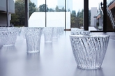 日本设计师吉冈德仁（Tokujin Yoshioka）为家具品牌Kartell设计，采用透明聚碳酸酯材料制作，模仿水晶器皿的纹饰和切割手法处理。它能像水晶一样反射周围的光线和环境，呈现出梦幻闪耀的视觉效果。Sparkle系列家具（包括矮凳和边桌）最近在东京中城（Tokyo Midtown）的中庭展出，同时也供前来参观DESIGN TOUCH 2014的人们休憩放松。（实习编辑：江冬妮）