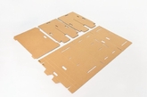 可灵活快速的折叠组装、轻巧（仅重6.5公斤）携带方便、价格实惠和100％可回收，来自新西兰的Fraser Callaway，Oliver Ward和Matt Innes团队打造了这款名为「Refold」的纸板折叠桌。采用七毫米厚的牛皮纸板制作，「Refold」由四个主件共同组成，平板式的包装可以直接手提携带，而使得时则无需胶带或胶水就可以在一两分钟内超速组装，组装后可承起一个成人的重量，而长时间使用后，桌面还可以单独更换，以保持桌面清洁。（实习编辑：江冬妮）