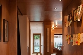 崇尚温暖木质调的你，快跟我们一起去参观来自BOS Architecture 位于新西兰的经典原木风之家。从天花板、地板到壁面，整个空间被带有温度的松木包围，呈现出温润而有质感的居家氛围。客厅与卧室利用大片的落地门窗代替墙面，甚至连厕所都设计了天井，让阳光尽情洒落在家中的每个角落，不用点灯就很明亮。（实习编辑：江冬妮）