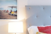 床的左侧挂着的照片是Julie在希腊罗兹岛拍摄的。
