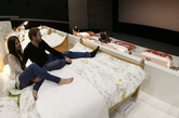 当地时间2014年12月7日，俄罗斯莫斯科郊区希姆基，家具零售商宜家将一处电影院内的座椅全部更换为宜家家居，17张双人床让观众可以躺着观看电影。电影院的名字也被更换为“唤醒爱”