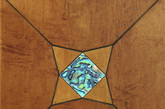 这款地板创意来源于拜占庭艺术。拜占庭艺术是西亚艺术的精粹，在对古希腊和罗马艺术秱植的基础上，形成独特的奢靡之风。产品采用斜十字星图案，镶嵌极具东方神秘色彩的蓝系三彩琉璃，兼具欧洲艺术的魅惑气质，纯手工烧制、纯手工打造、纯手工镶嵌，这是东西方艺术的纯美结合。威尼斯系列镶嵌地板，以优质木材黑核桃木、桦木和硬槭木作为基础，采用质地细密、风格独特的西班牙特制瓷片和琉璃工艺三彩作为镶嵌材。色彩对比强烈，艺术气息浓郁。（实习编辑：刘宁馨）

