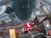  柏林“圣诞老人”爬上百米高楼超惊险