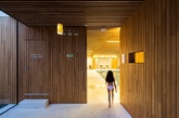 位于葡萄牙Alto Minho地区的Hotel Minho酒店，由Virgula I事务所设计，采用产自伊比利亚半岛东北部的板栗木作为建筑的主要材料，打造出一个自然开放的度假空间。建筑由排列不同的盒子结构组成，构成商务区、温泉室等不同职能的空间。室内以温和的色调和光线为主，为不同空间和楼层创造出强烈的连续性。地面和部分墙壁采用白色卡拉拉大理岩，柜台、吊灯等细部也采用白色涂料，与木材的温暖色调形成反差与调和，强调出整体舒适放松的氛围。空间隔断与开放共存，隐私的部分可以观览精心规划的景观视野，在充分利用了地形优势的户外休息区，可以尽情一览周围的地貌景观。（实习编辑：刘宁馨）
