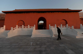 2014年12月17日，一座规模不小的“天安门”出现在上海徐汇滨江绿地附近。这个“天安门”外形与北京天安门相仿，城门两边都设有高高的红色围墙。据现场的工人介绍，这是某美术馆为配合一展览用时12天搭建出来的，引起过往行人的关注。