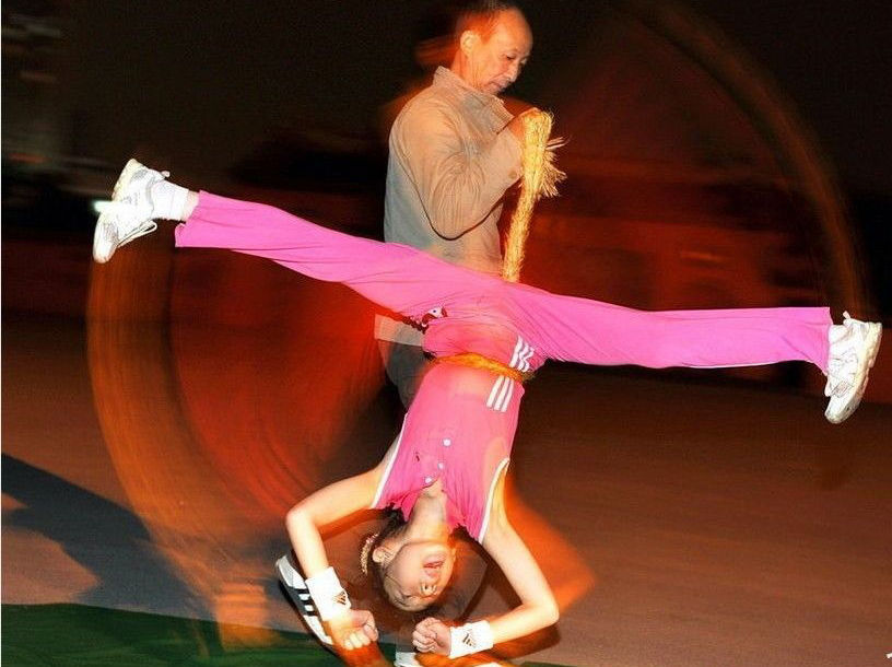 <em>10岁女孩</em> 马路灯下练芭蕾_<em>教育</em>频道_凤凰网