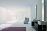 谁规定浴室就得是一成不变，意大利家居设计公司设计的这一浴室系列，宽广的空间和简约新奇的布局使其尽露奢华和未来感，丰富的主题和功能性出乎浴室在人们心目中的单一印象，看似简单点缀却浑然一体的空间环境，为其带来超越室内的一面。（实习编辑：刘宁馨）