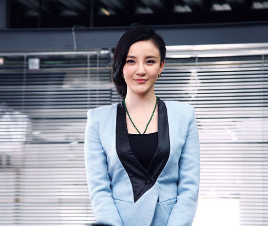 <em>太阳报</em>三版<em>女郎</em>凯萨·金伯尔半裸诱惑 海边大