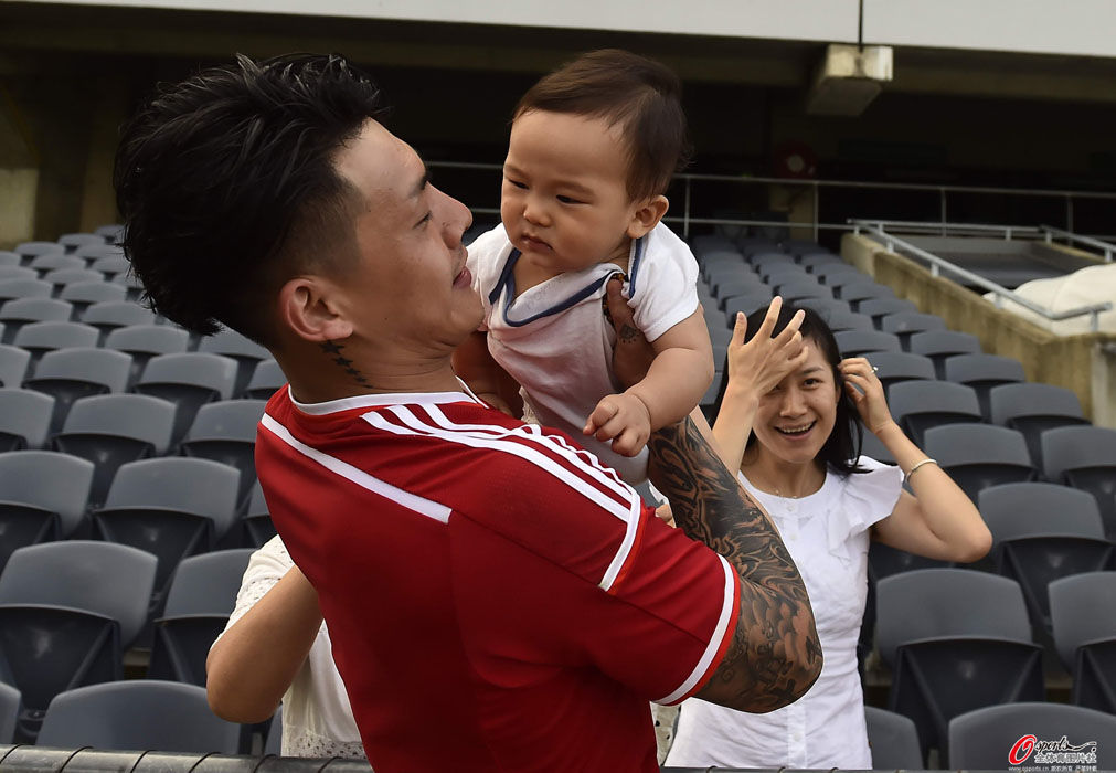 国足备战亚洲杯 郑智客串守门员王大雷逗哭小