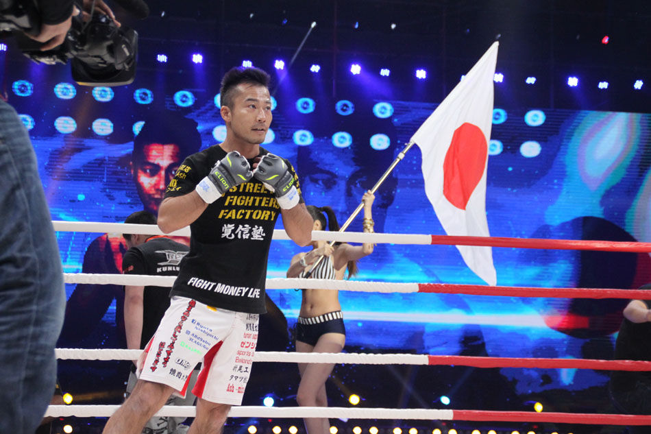 杨建平骑揍日本拳王 2分25秒KO对手