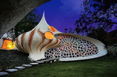 这位来自Organica建筑事务所的建筑师Javier Senosiain设计的巨型鹦鹉螺贝壳屋位于墨西哥首都，从外面沿着一道层层递升的楼梯走上前，你可以通过一大扇彩色玻璃墙边的一角开门进入贝壳屋。（实习编辑：陈尚琪）