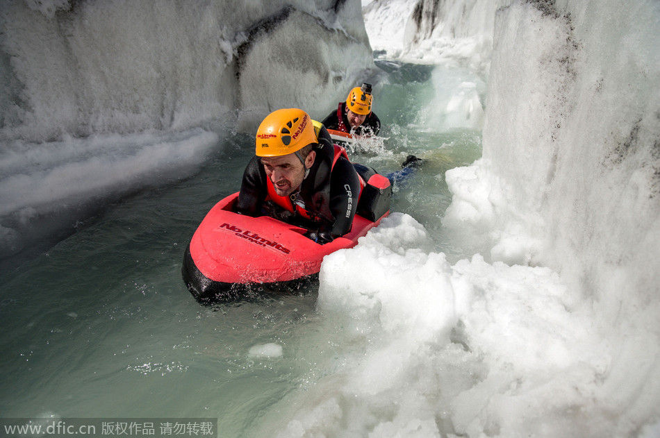 瑞士狂人在欧洲最大冰川滑水 玩命壮举步步惊心