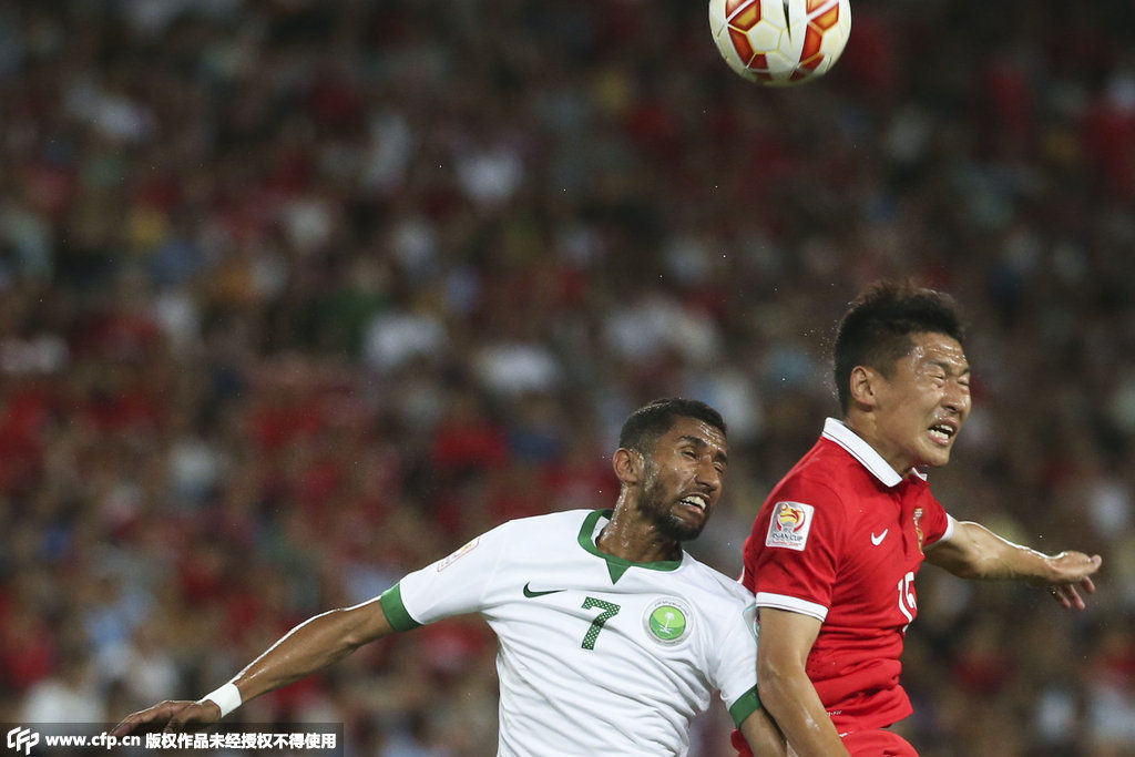 国足球员屡遭黑脚! 沙特球员球场拼抢凶狠惹争