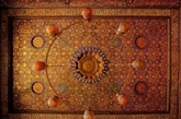 清真寺在整个伊斯兰教穆斯林创造的是最复杂和精致的建筑。当您抬头仰望清真寺穹顶的绝美图案，整个宇宙仿佛都包含其中。虽然寻常家居无法拥有如此宏伟的天花板，但其中妙不可言的瓷砖拼花也能为装修设计带来不少灵感。（实习编辑：陈尚琪）