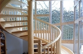 如果你们家的房子有一个阁楼，或者是需要自己加装楼梯的话，那么设计一款自己喜欢满意的楼梯是必须的。视错觉，缤纷色彩，滑梯等元素都是创意楼梯的热门元素。快来看看设计师怎么运用它们吧！（实习编辑：陈尚琪）