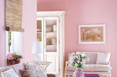 客厅的打造风格多种多样，有大气优雅风格的有温馨别致风格的。然而这些风格的打造很大一部原因源自于软装的选择。软装的选购在很大程度上将决定整个空间的风格。例如，在这间客厅里，屋主选择了米白色的沙发，米白色的沙发显得清新淡雅，可以将客厅里的暖意更好的凸显出来。适当的在客厅里放上几瓶颜色较为鲜艳的鲜花，便可以为这个空间增添上无尽的鲜活了。（实习编辑：周芝）