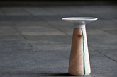 2012年设计周的家具展上展出了他的最新作品“裂纹”花瓶（Crack Vase）。他专门到木材厂，收集那些因为有裂纹而被认为“无用”的木材，把裂纹当作最主要的元素，设计成了陶瓷和木材相结合的花瓶。（实习编辑：陈尚琪）
