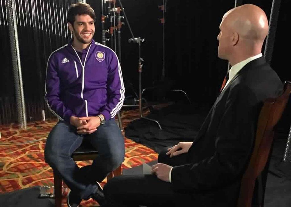 卡卡正式亮相美国大联盟 披紫色战袍英气逼人