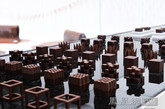 这是日本Nendo工作室在巴黎家具装饰博览会（Maison&Objet Paris）上创造了一个由2000个根被涂刷成巧克力色的铝管制成的游客休息厅，将把这个休息空间与其他展位区隔开来。里面将摆放 nendo为 Cappellini、Desalto、Glas Italia、Emeco、Offecct以及 Moroso 等品牌设计的家具作品。
同时，一套精心设计的巧克力套装“Chocolatexture”也会放在 Chocolate Lounge 里，供游客购买和品尝。（实习编辑：周芝）
