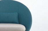 这是西班牙Mut Design工作室设计了一对“男女椅”。
工作室将两个“基因相似”椅子设计，命名为双胞胎，由两个特性曲线支持软垫和一个高铝管框架组成。
创始人说Alberto Sánchez说：“我们想设计一组两把外观相似的简易椅具,但每一个都有强烈的个性。他们每个保持自己独有的个性,这使他们能够单独或一起工作。“男性”的椅子是高更方的结构和“女性”是较低的,柔和的形状。（实习编辑：周芝）
