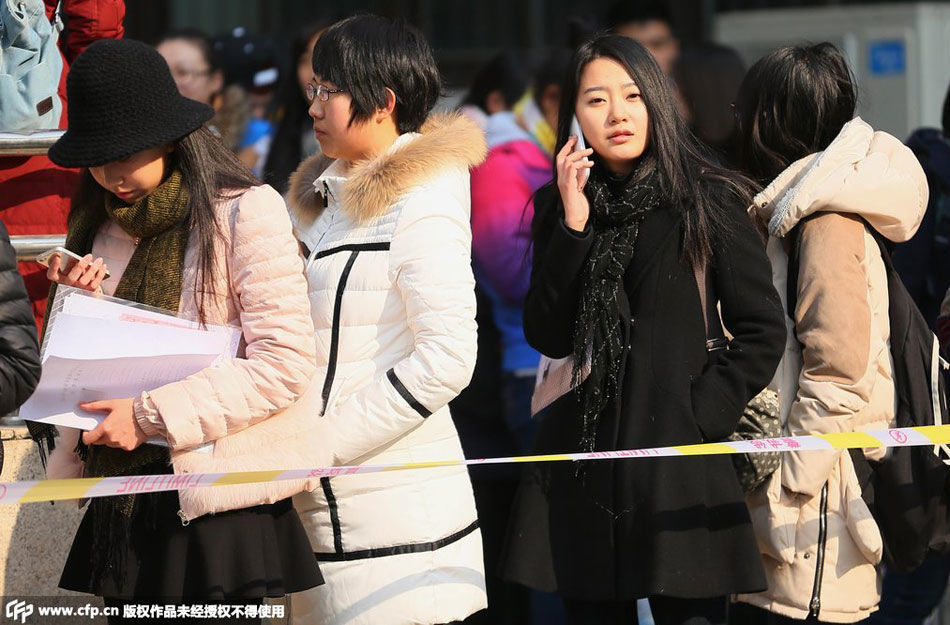 阿娇白裙清纯代言 称想以OL打扮逛街吃饭[高清