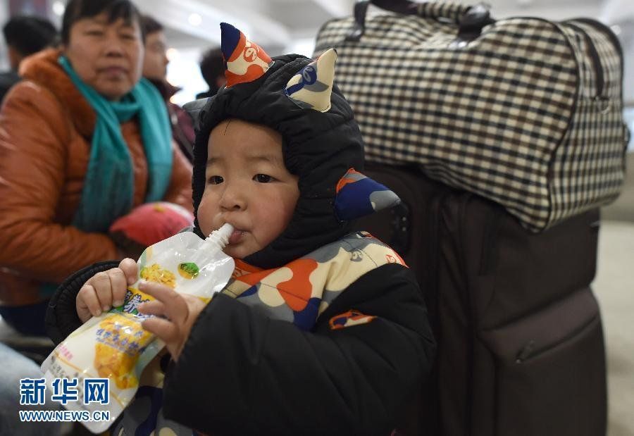 组图：春运将至 异乡生活孩子如“小候鸟”踏上返乡路