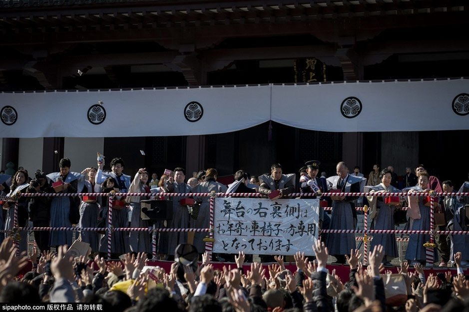 日本寺庙举行撒豆祈福 民众争抢幸运豆迎好运