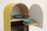 Tanya Repina与Aotta工作室开发出一种可移动式微厨房和酒吧胶囊，可放在家中、办公室或酒店当中，他们称此项目为LO-LO。创意灵感期望能够将厨房单位自由地摆放在工作或居住区域。简单的像玩具一样的设计和丰富多彩的木质创造出一种独特而轻松友好的形象。每个模块适用于一种电器（微波炉，咖啡机等），并且包含其附件，如杯子，盘子，餐具，茶叶，咖啡等。模块形状则突出了其集所有功能于一身的独立胶囊的创意。