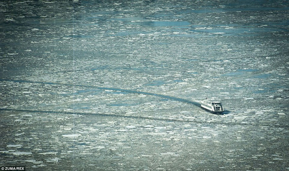 组图：纽约哈德逊河遭遇严重冰冻