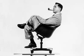 查尔斯·伊姆斯可以算得上是美国最杰出、最有影响的少数几个家具与室内设计大师之一了。而于此同时，他还是建筑师、发明家、工艺师、科学家、电影人、教授……尽管已经去世37年，人们也还在用各种方式向这位座椅之神致敬。如果你关注了最近大热的话题之作《50度灰》，你可能会对影片中那把有如黑色云朵一般的伊姆斯La Chaise躺椅印象深刻——这把由查尔斯·伊姆斯夫妇设计的椅子如今已经67岁高龄。在几十年时间里跑龙套生涯中，明星一个个多了褶子长了肉，但伊姆斯的椅子始终在屏幕里光亮如新……