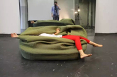 【趣味篇】
1. Moody Nest
由德国设计师Hanna Emelie Ernsting设计的Moody Nest带来一种极致的舒适、温暖和私密感。泡沫底座加绗缝纺织品外套让你可以随意蹂躏这张床。