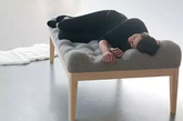 3.这款由年轻设计师Stefanie Schissler设计的沙发床表面有意做成凹凸不平的模样，以鼓励用户依偎进去。