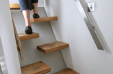 如果你们家的房子有一个阁楼，或者是需要自己加装楼梯的话，那么设计一款自己喜欢满意的楼梯是必须的，今天收集分享：21个创意的阁楼楼梯设计作品，希望其中有你喜欢和需要的，或者可以给你带来灵感的。（实习编辑：周芝）